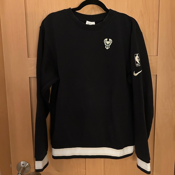 Milwaukee Bucks Black Crewneck Size S oversized - Picture 2 of 5
